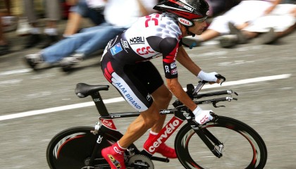 爱游戏在线登录：切尔西新星绽放光芒！昆达·乔瓦尼切尔诺魔幻助攻引领蓝军奏凯