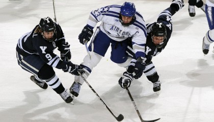 爱游戏：希罗逆境重生展超强调整能力！前四投全失后九连中，三节砍18+7+3率队取胜