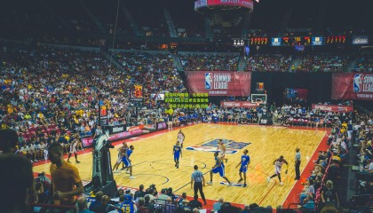 爱游戏网页版：孔帕尼赛前确认乌尔比希首发登场，寄语卡尔放松心态迎关键战